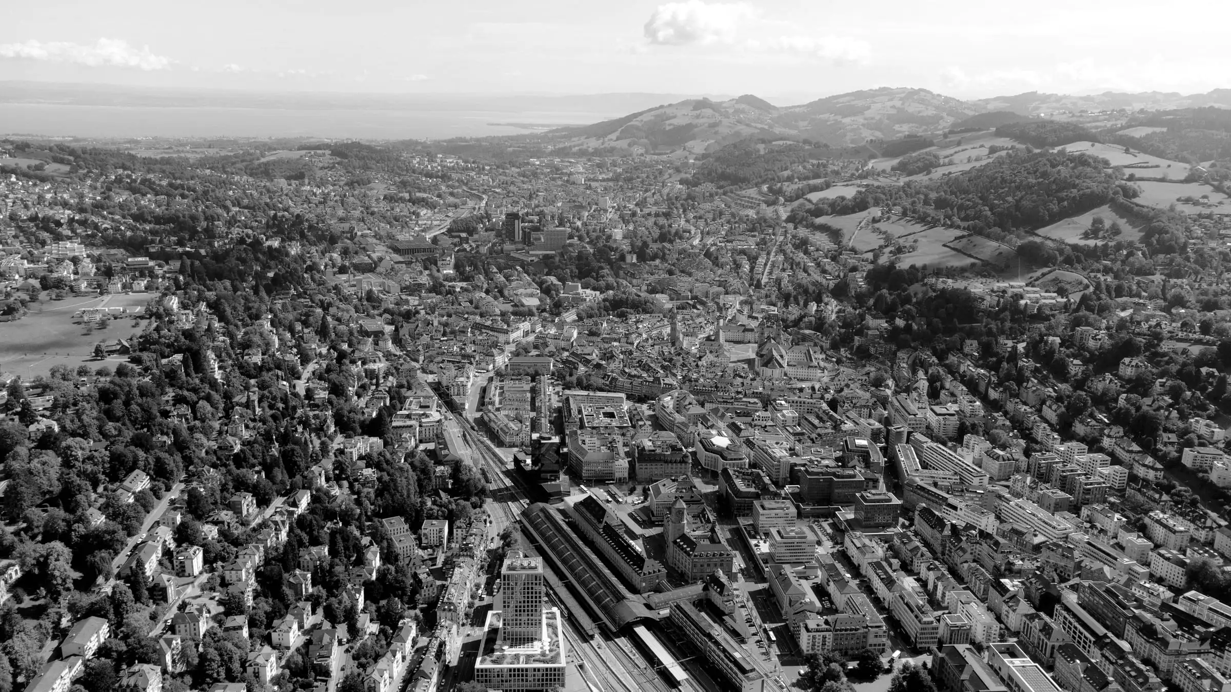 St. Gallen von oben, mit dem Bodensee am Horizont